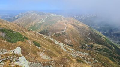 Widok spod Siwego Zwornika w kierunku Grani Ornaku. W dole Siwe Stawki w Dolinie Pyszniańskiej.
