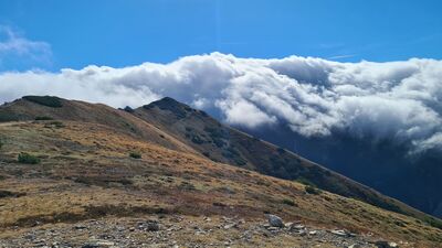 Widok na Ornak z zielonego szlaku. Chmury właśnie połknęły Czerwone Wierchy