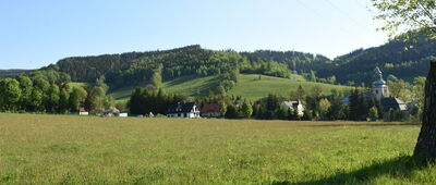 Leszczyniec ↔ Rozdroże pod Wilkowyją [Widok na Leszczyniec z kościołem pw. św. Jana Nepomucena Męczennika, za kościołem po lewej Wilkowyja, w prawo Pzrełęcz pod Wilkowyją i stoki Liściastej]