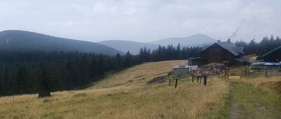 Rozejście przy Schronisku Na Śnieżniku ↔ Pod Małym Śnieżnikiem [Schronisko PTTK Na Śnieżniku z Czarną Górą w tle]