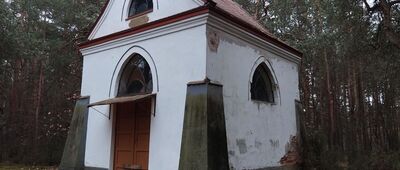 Jeruzal ↔ Patoki [Kapliczka z 1926r. pośród lasów z dala od zabudowań.]