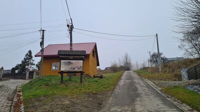 Początek ścieżki przyrodniczo-leśnej "Modrzewie" w Kluszkowcach