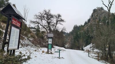 Wejście do Rezerwatu Biała Woda. Po prawej Smolegowa Skała.