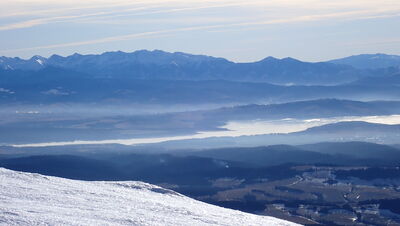 Widok na Jezioro Orawskie z Pośredniego Grzbietu