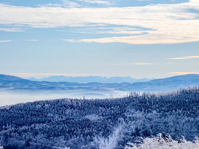 Widok na Tatry z wieży widokowej przy kolei linowej na Szyndzielni