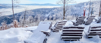 Schronisko PTTK Szyndzielnia [Widok na Babią Górę i Tatry spod schroniska PTTK Szyndzielnia]