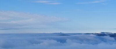 Przełęcz pod Tarnicą ↔ Tarnica [Na pierwszym planie Rawka Wielka a za nią Tatry]