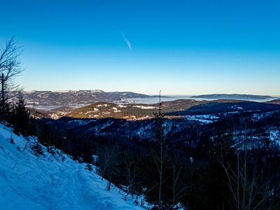 Skrót zielonego szlaku z widokiem na Skrzyczne, Klimczok, a po prawej na Beskid Mały