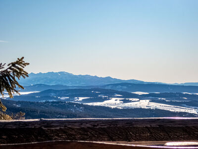 Tatry z tarasu schroniska PTTK Rysianka