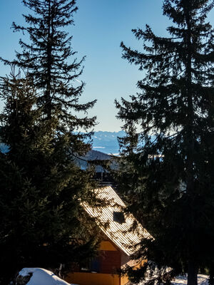 Schronisko PTTK Rysianka z Tatrami w tle