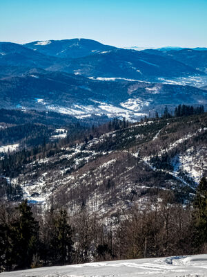 Widok z Hali Bacmańskiej na Wielką Raczę. W morzu mgieł na horyzoncie "wyspa" - szczyt Chmel'ova (Białe Karpaty)