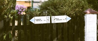 Stulno, stacja kolejowa [Szlak Sobibór - Wola Uhruska, Stulno, tabliczki kierunkowe szlaku]