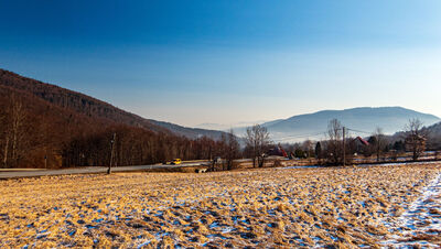 Przełęcz Gruszowiec z widokiem na Łopień (po prawej na pierwszym planie)