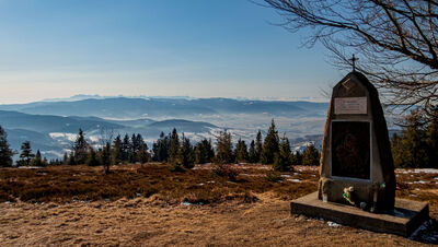 Pomnik papieski z Tatrami w tle spod Ćwilina