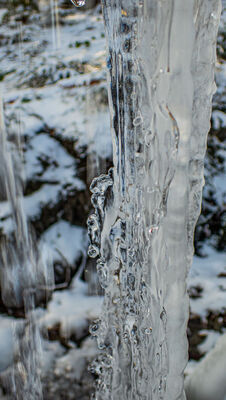 Lodowe rzeźby u źródeł Czarnego Potoku