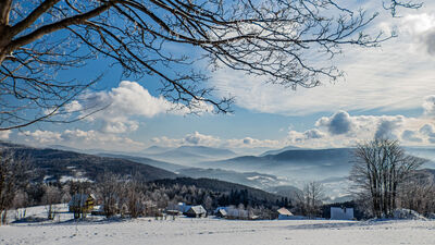 Na horyzoncie od lewej: Śnieżnica, Lubogoszcz, Ćwilin, Mogielica, Krzysztonów, Jasień i Strzebel z Polany Więciórka