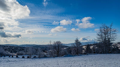 Widok spod Kapliczki Weronika na Parszywce. Po prawej Babia Góra pod chmurką.
