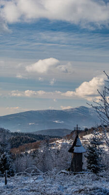 Widok na Soskę i Okrąglicę z żółtego szlaku pod Parszywką