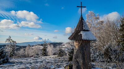 Widok na Babią Górę z żółtego szlaku pod Parszywką