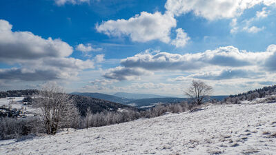 Widok na Luboń Wielki z niebiesko-żółtego szlaku pod Koskową Górą