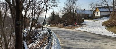 Stara Wieś [Stara Wieś. Droga Św. Jakuba w prawo w górę, czerwony szlak na wprost w dół do doliny Sanny.]