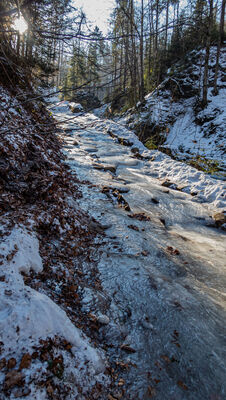 Całkowicie oblodzony niebieski szlak wzdłuż kaskad Rodła na Białej Wisełce