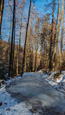 Całkowicie oblodzony niebieski szlak wzdłuż kaskad Rodła na Białej Wisełce