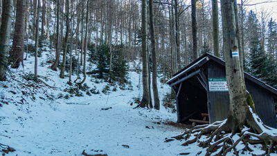 Wiata przy niebieskim szlaku na Baranią Górę