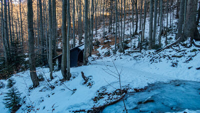 Zamrożona Biała Wisełka przecinająca niebieski szlak na Baranią Górę