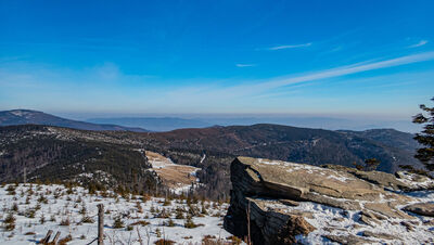 Półka skalna pod Baranią Górą z widokiem na (pierwszy plan od lewej) Magurka Wiślańska i Magurka Radziechowska oraz (drugi plan po lewej) Skrzyczne.