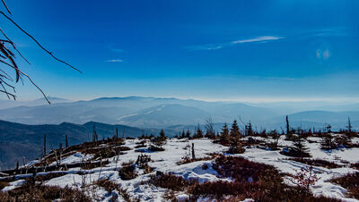 Widok z półki skalnej pod Baranią Górą w kierunku Pilska. Po lewej Babia Góra, po prawej na horyzoncie majaczą Tatry Zachodnie.