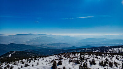 Majaczące na horyzoncie Tatry Zachodnie - widok z wieży na Baraniej Górze