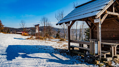 Wiata przy żółtym szlaku