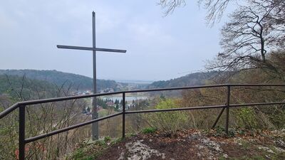 Widok ze Skały Krzywy Sąd w kierunku pasa startowego lotniska w Balicach