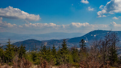 Widok na Babią Górę (po lewej) i Skrzyczne (po prawej). W środku majaczą Tatry.