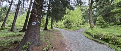 Schronisko Pod Muflonem, skrzyżowanie szlaków