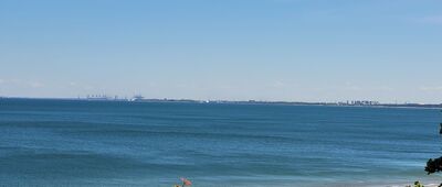 Gdynia, Orłowo, molo ↔ Skrzyżowanie szlaków żółty / czarny [W oddali port Gdańsk]