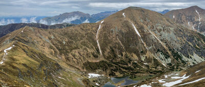Jarząbczy Wierch [Widok z Jarząbczego Wierchu na wschód - szlak przez Kończysty i Starorobociański Wierch. Następnie Bystra i w tle Tatry Wysokie 3.06.25]