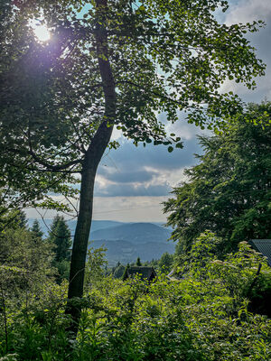 Widok z czarnego szlaku pod Schroniskiem PTTK na Kudłaczach