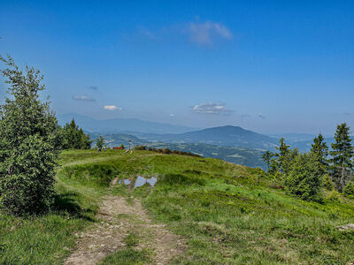 Polana Łąki z widokiem na Luboń Wielki. W tle Babia Góra i Pilsko.