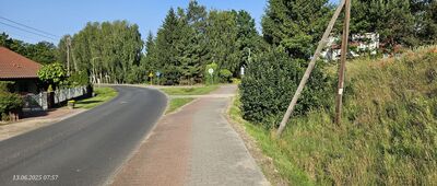 Ostroróg ↔ Rozejście szlaków [Jeszcze kilka lat temu znaki prowadziły wzdłuż widocznej drogi asfaltowej. Tutaj widać, że oznakowanie szlaku zostało odnowione.]