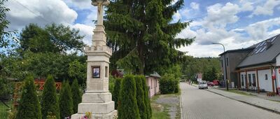 Kaczórki ↔ Skrzyżowanie nad Jacnią [Jacnia. Kapliczka z 1905 r. z osobliwą ortografią. Po prawej restauracja, w której serwują smaczne dwudaniowe obiady za jedyne 20 zł. W dobie wakacyjnych paragonów grozy]