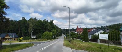 Krasnobród, ul. Wiśniowa [Krasnobród. W oddali kościół Zesłania Ducha Świętego]