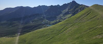Kasprowy Wierch, stacja kolejki [Widok na Kościelec i Świnicę spod Kasprowego Wierchu]