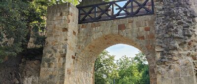 Dobczyce [Dobczyce, fragmenty murów (czerwiec 2025)]