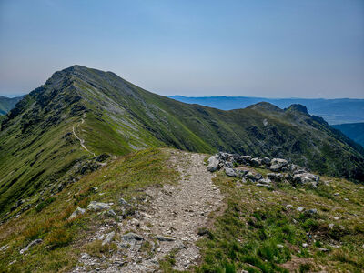 Jarząbczy Wierch 2137 m n.p.m. (brak tabliczki szczytowej) i widok na Jakubinę