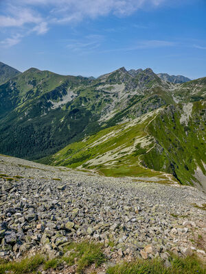 Zejście z Jarząbczego Wierchu z widokiem na Rohacze