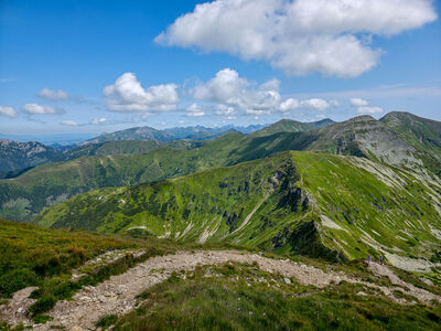 Panorama Tatr z czerwonego szlaku pod Wołowcem