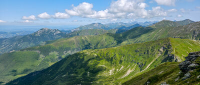 Wołowiec [Panorama Tatr przez Wyżnią Dolinę Chochołowską z Wołowca]