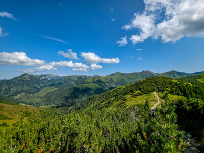Panorama Tatr z niebieskiego szlaku pod Grzesiem